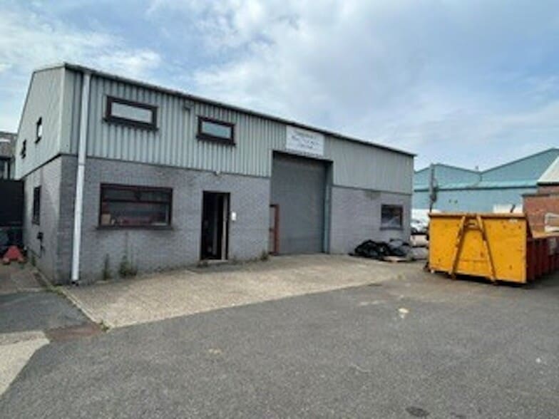 5 Glebeland Road Rd, Camberley for sale - Primary Photo - Image 1 of 2