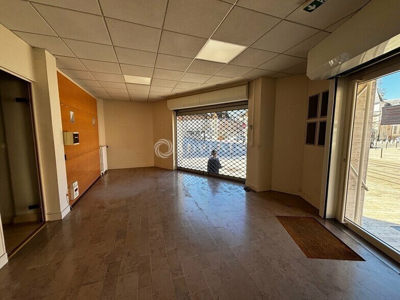 Retail in Orléans for lease - Building Photo - Image 3 of 11