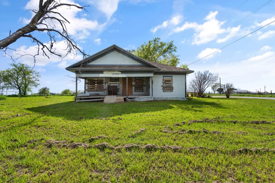 5560 County Road 1202 rd, Cleburne, TX à vendre - Photo du bâtiment - Image 2 de 12