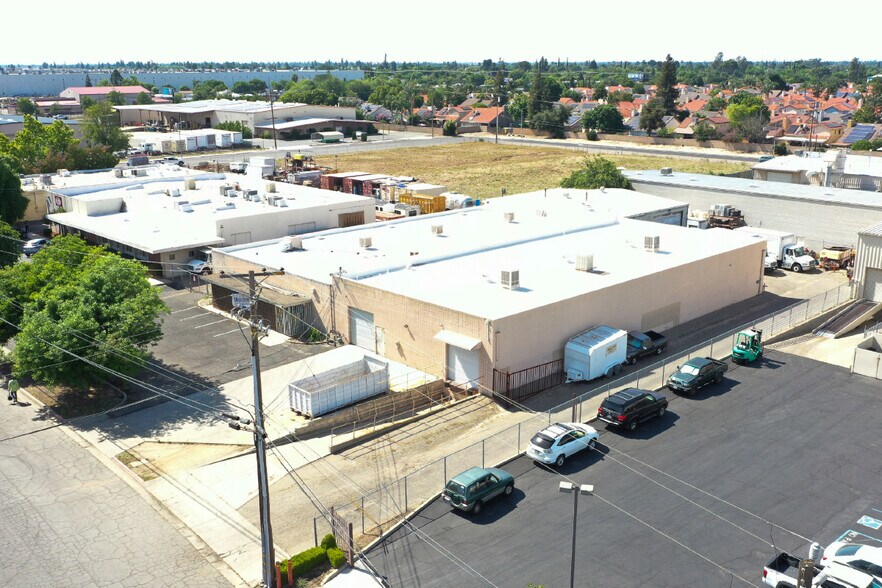 5671 E Fountain Way, Fresno, CA à louer - Photo du bâtiment - Image 1 de 6