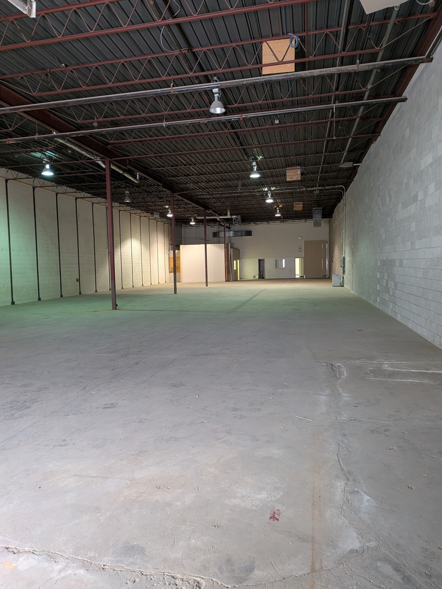 5754-5800 Av Royalmount, Mont-Royal, QC à louer Photo intérieure- Image 1 de 2