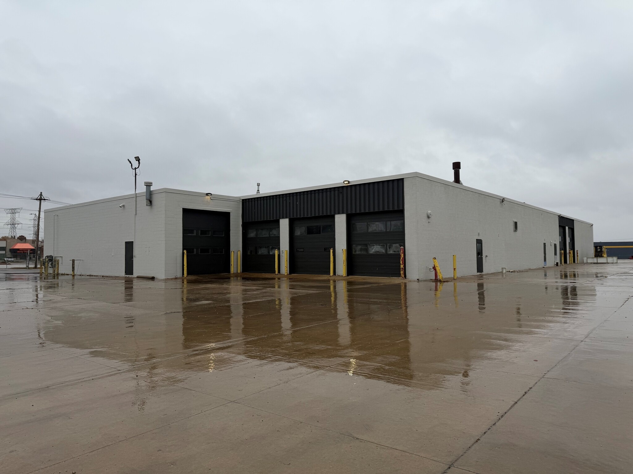 5500 N Lovers Lane Rd, Milwaukee, WI for lease Building Photo- Image 1 of 11
