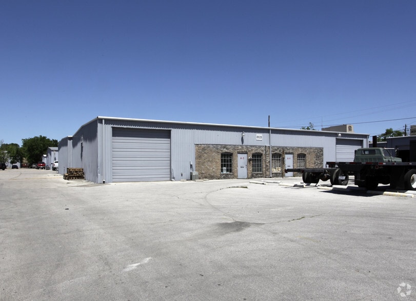 8918 Spring Branch Dr, Houston, TX for lease - Primary Photo - Image 2 of 11