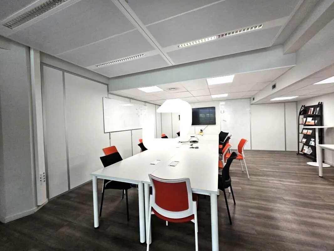 Flex in Lyon for lease Building Photo- Image 1 of 19