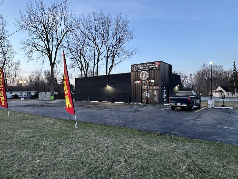 3392 S Huron Rd, Bay City, MI à vendre - Photo du bâtiment - Image 2 de 18