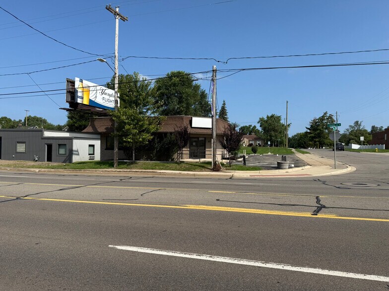306 Columbia Ave W, Battle Creek, MI for sale - Building Photo - Image 2 of 9