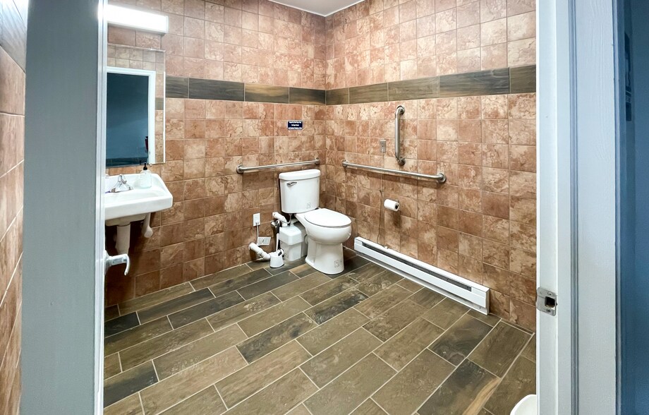 9 Britton Dr, Bloomfield, CT à louer - Photo du bâtiment - Image 2 de 16