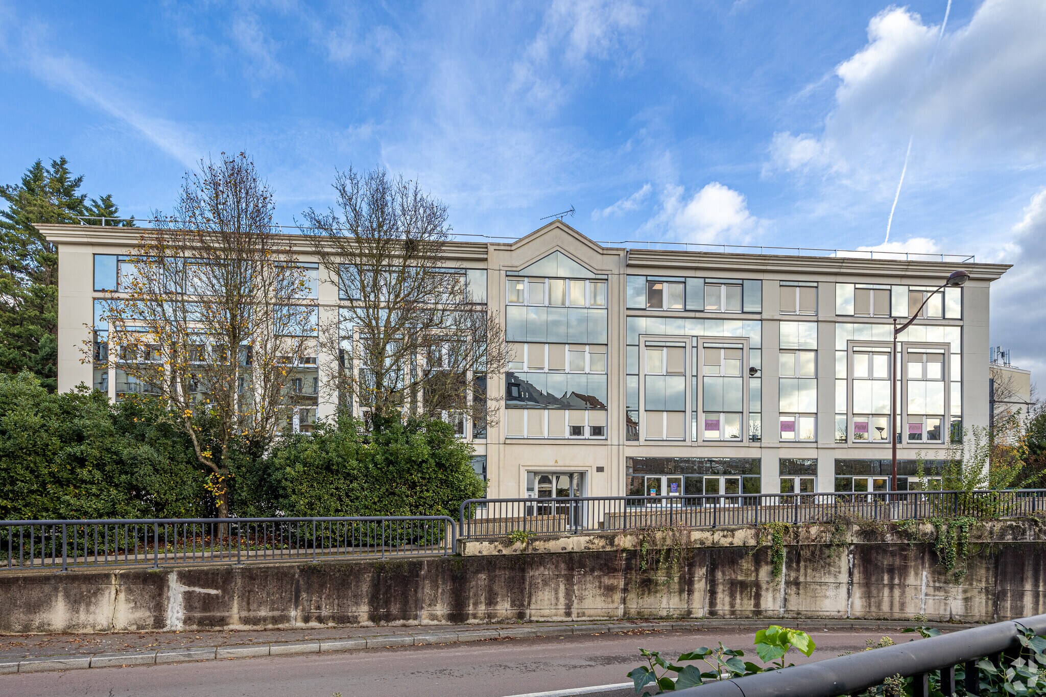 7 Rue Jean Mermoz, Versailles for lease Primary Photo- Image 1 of 3