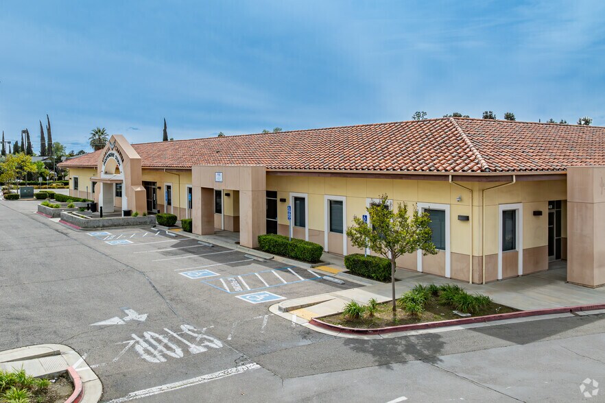649 S County Center Dr, Visalia, CA à vendre - Photo du bâtiment - Image 1 de 10