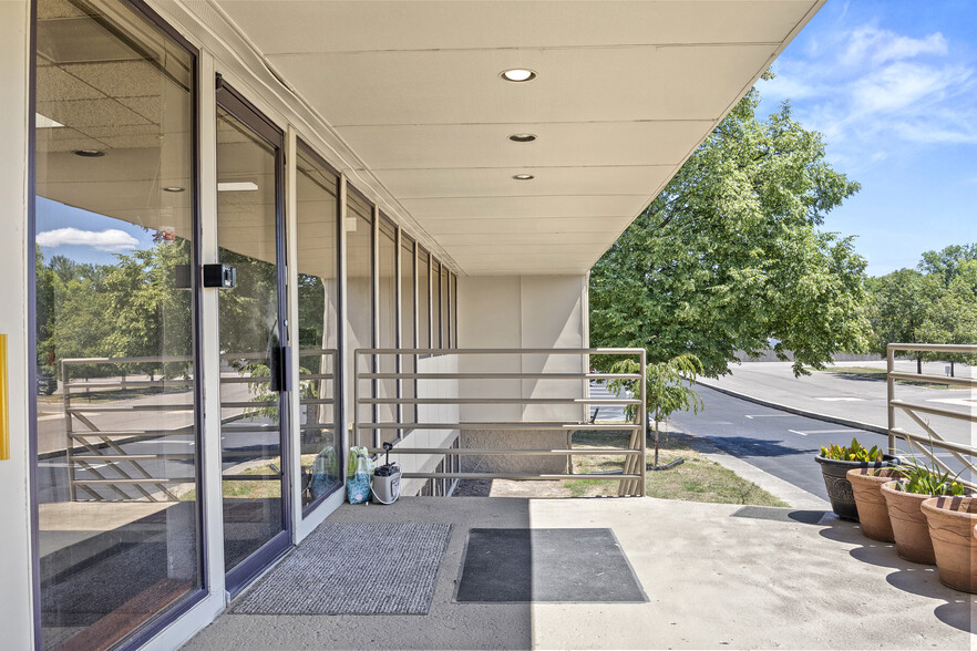 24724 Lahser Rd, Southfield, MI for lease - Building Photo - Image 3 of 103