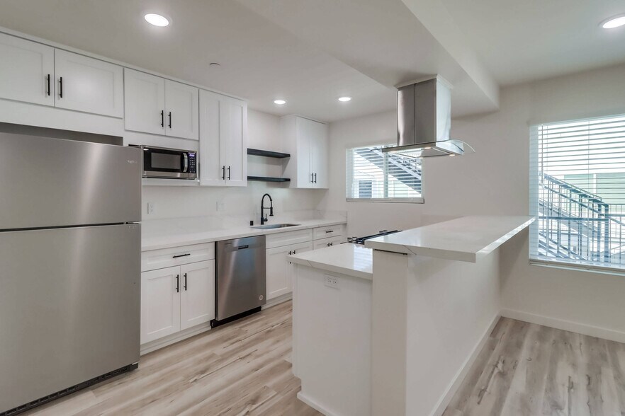 1478 Hornblend St, San Diego, CA à vendre - Photo du bâtiment - Image 3 de 7