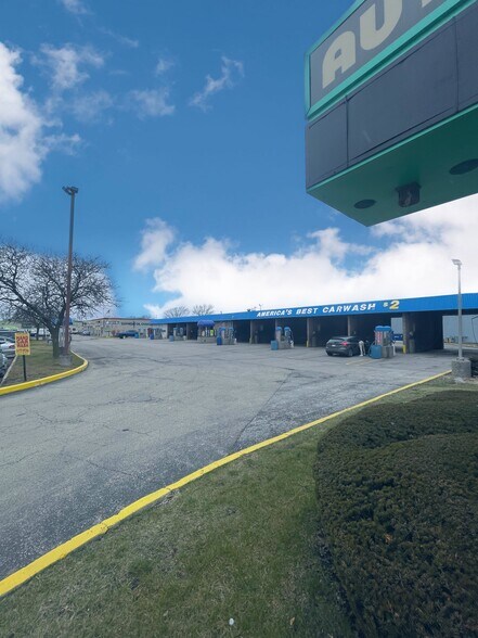 2000 S Elmhurst Rd, Mount Prospect, IL à louer - Photo du bâtiment - Image 3 de 6