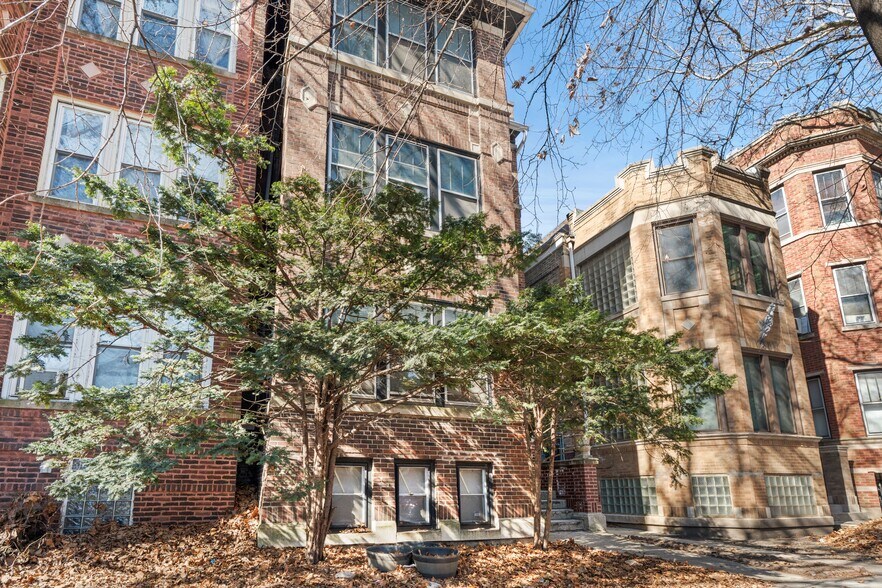 Northwestern & Loyola Portfolio portefeuille de 3 propriétés à vendre sur LoopNet.ca - Photo du bâtiment - Image 3 de 19