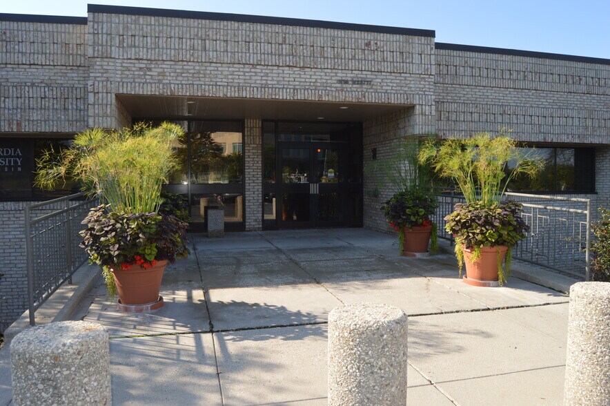N14W23777 Stone Ridge Dr, Waukesha, WI à louer - Photo du bâtiment - Image 2 de 8