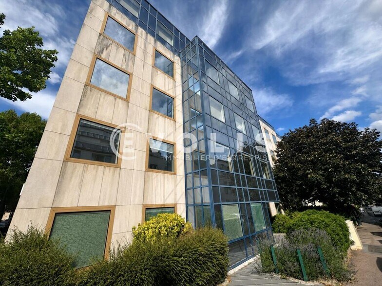 6-10 Rue Chevreul, Suresnes for sale - Building Photo - Image 1 of 44