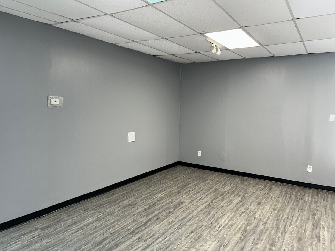 7920 Elmbrook Dr, Dallas, TX for lease Interior Photo- Image 1 of 2