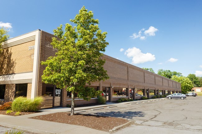Plus de détails pour 32111 Aurora Rd, Solon, OH - Local d'activités à louer