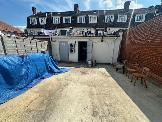 10 The Broadway, Wembley à louer - Photo du bâtiment - Image 2 de 2