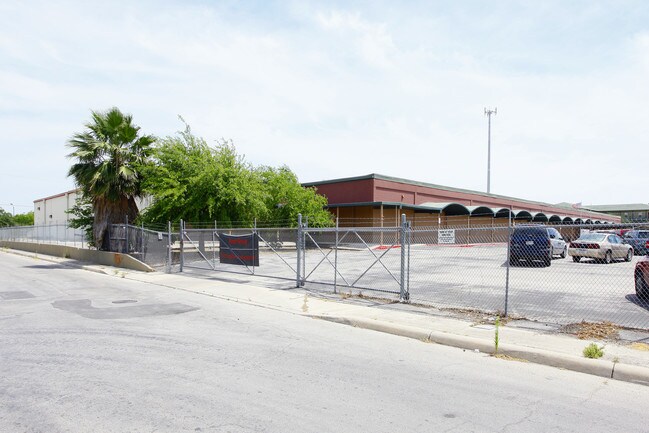 Plus de détails pour 4343 W Commerce St, San Antonio, TX - Industriel à vendre
