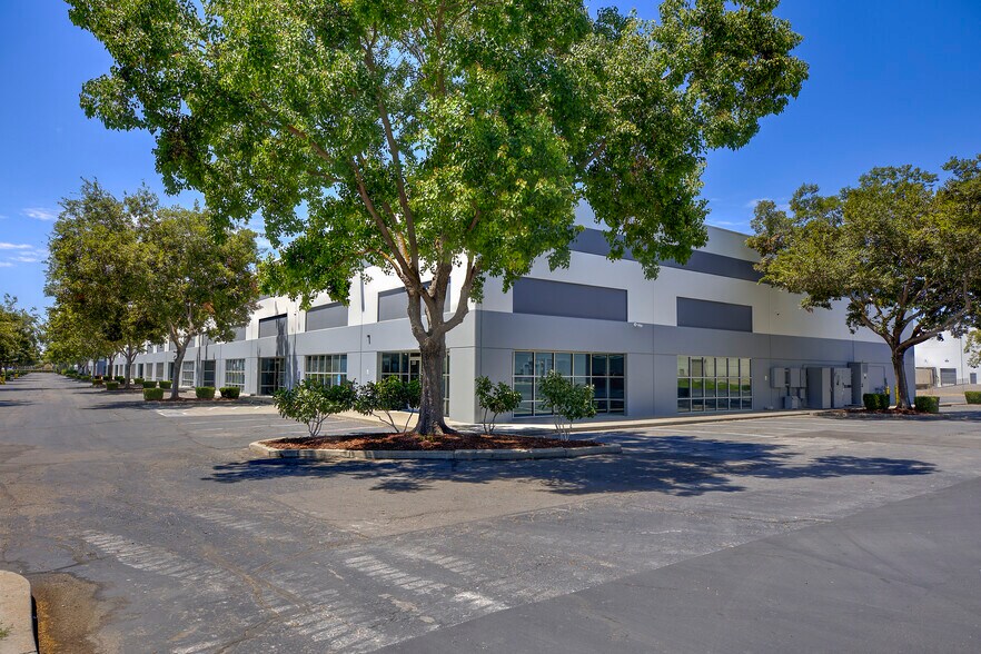 2109 Arch-Airport Rd, Stockton, CA à louer - Photo du bâtiment - Image 2 de 4