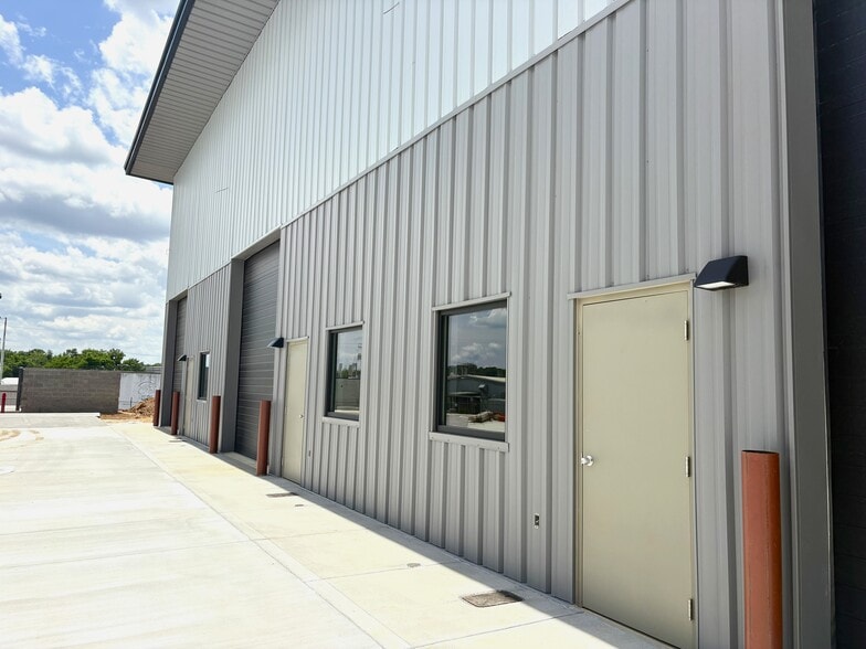5801 Middlebrook Pike, Knoxville, TN for lease - Building Photo - Image 3 of 9