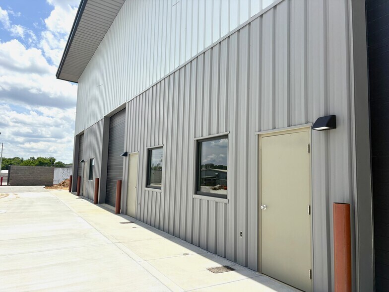 5801 Middlebrook Pike, Knoxville, TN à louer - Photo du bâtiment - Image 3 de 9