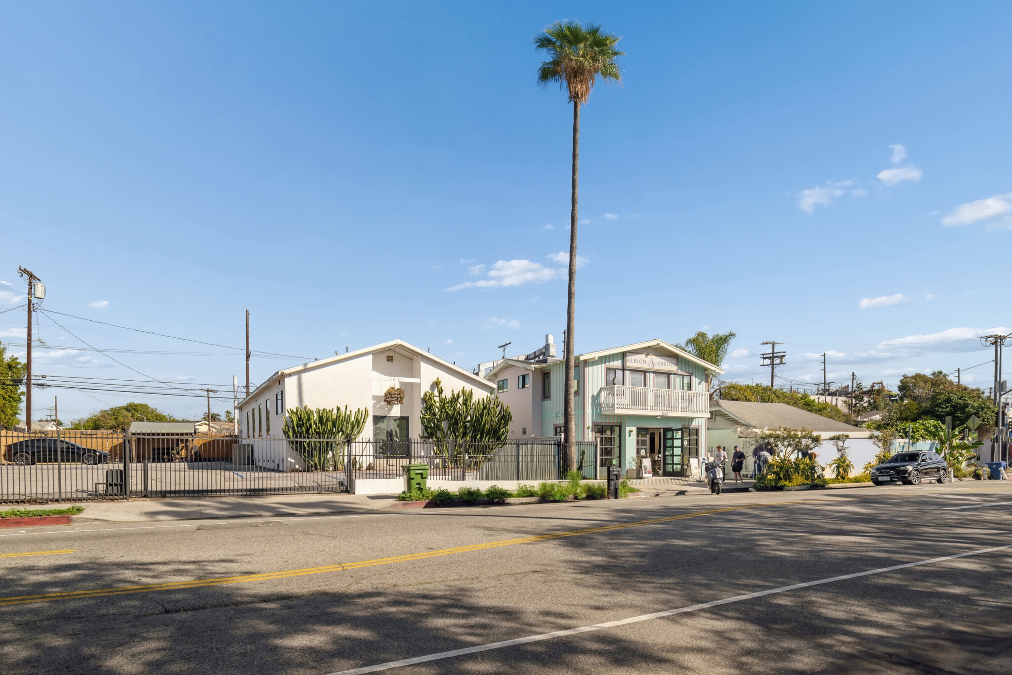 1041-1043 Abbot Kinney Boulevard portefeuille de 2 propriétés à vendre sur LoopNet.ca Photo principale- Image 1 de 19