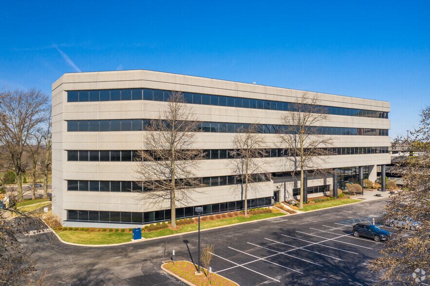 701 Emerson Rd, Creve Coeur, MO à louer - Photo du bâtiment - Image 1 de 4