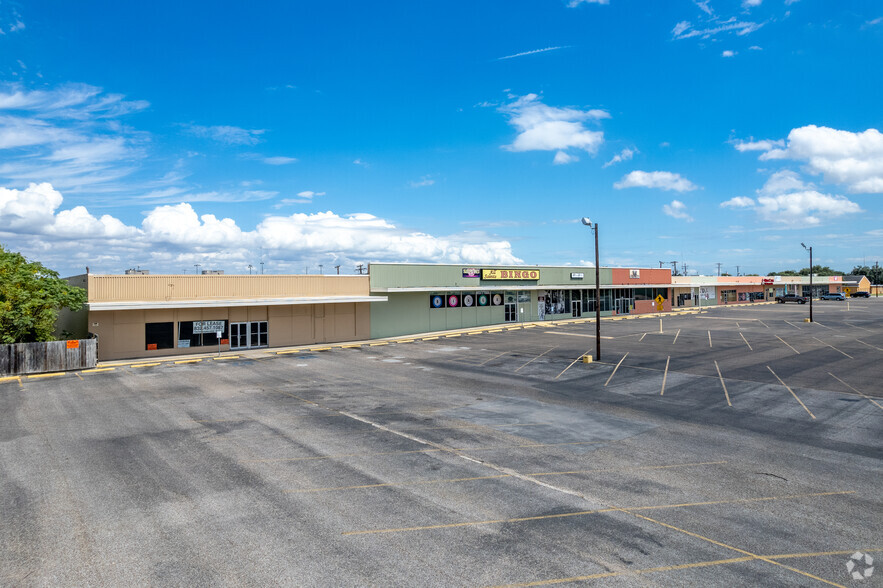 9800 Leopard St, Corpus Christi, TX for lease - Building Photo - Image 1 of 11