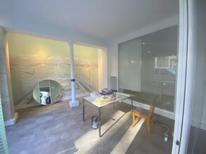 Retail in Paris for lease Interior Photo- Image 1 of 5