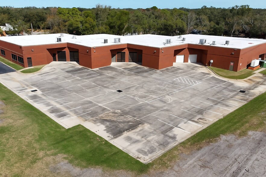 3829 Coconut Palm Dr, Tampa, FL à vendre - Photo du bâtiment - Image 2 de 6