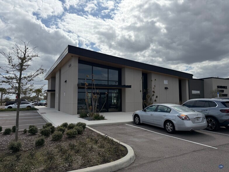 5484 Lorkey Ln, Melbourne, FL à louer - Photo du bâtiment - Image 3 de 3