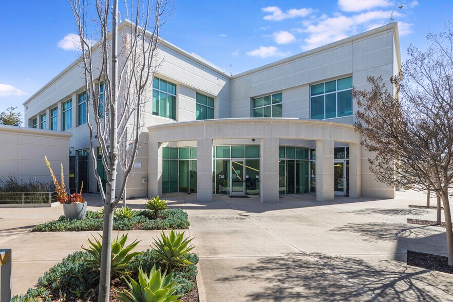 740 Bay Rd, Redwood City, CA à louer - Photo du bâtiment - Image 2 de 18
