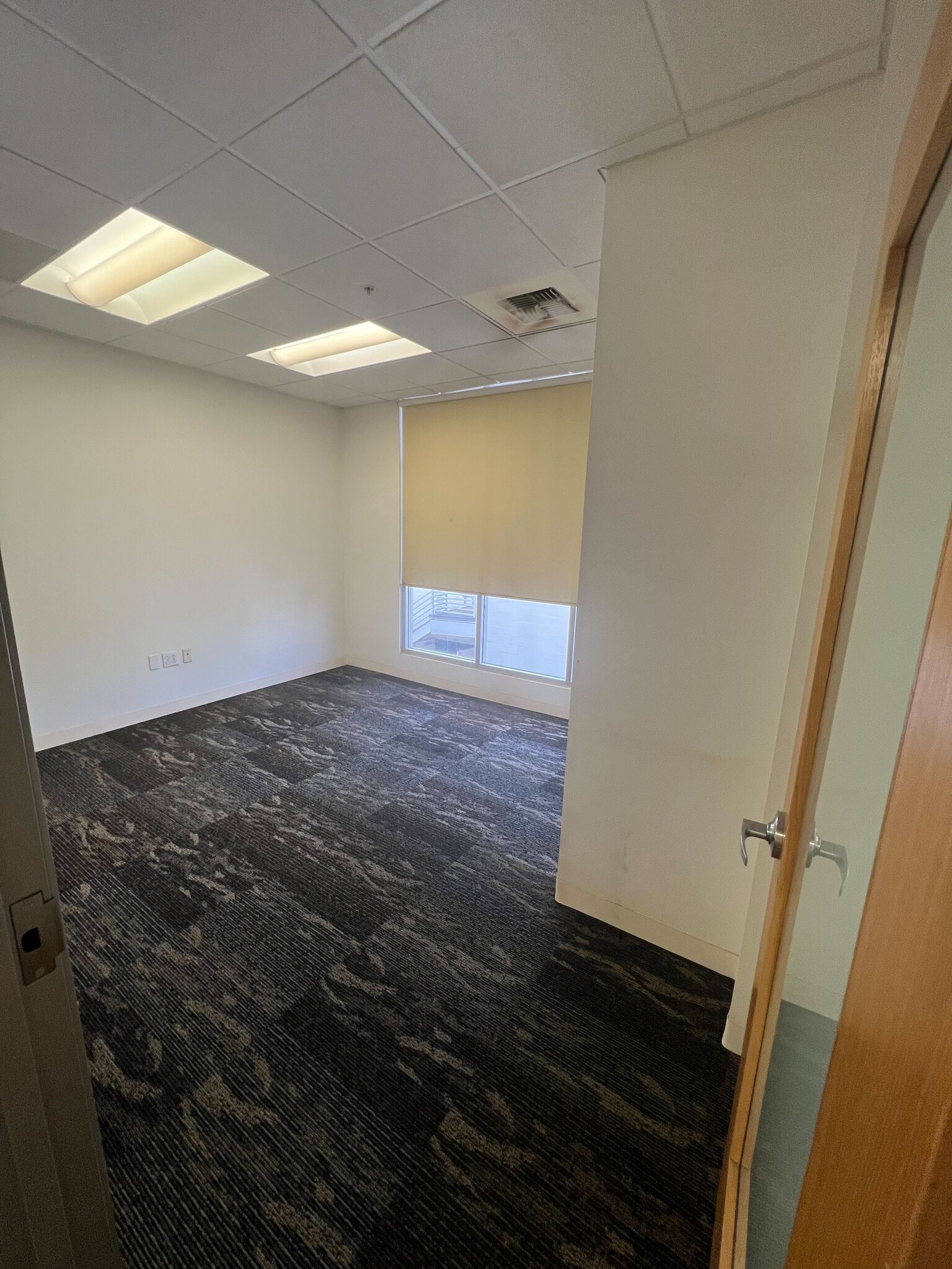 1033 B Ave, Coronado, CA for lease Interior Photo- Image 1 of 1