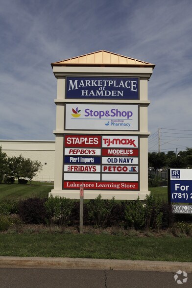 2335 Dixwell Ave, Hamden, CT à louer - Photo du bâtiment - Image 3 de 7