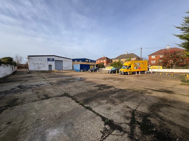 Unit 1-2 Uphall Rd, Ilford for lease Primary Photo- Image 1 of 6