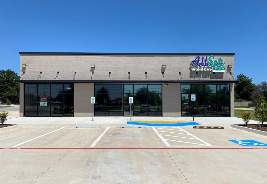 208 S Douglas Blvd, Midwest City, OK à louer - Photo du bâtiment - Image 3 de 5