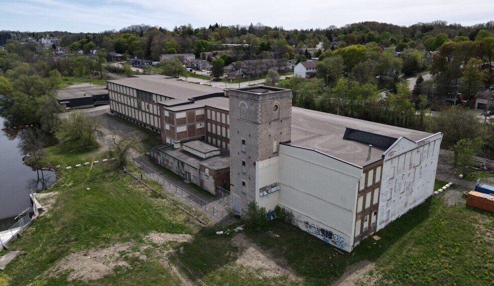 215 Queen St W, Cambridge, ON à louer - Photo du bâtiment - Image 2 de 12