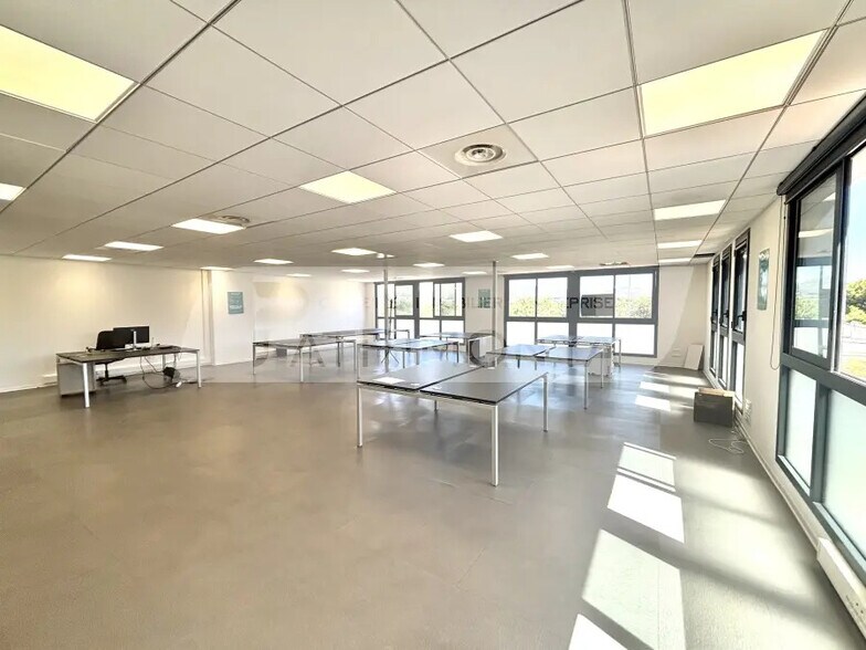 Office in Aubagne for lease - Interior Photo - Image 2 of 17