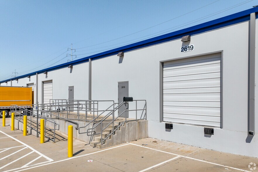 2661-2669 Ludelle St, Fort Worth, TX à louer - Photo du bâtiment - Image 3 de 10