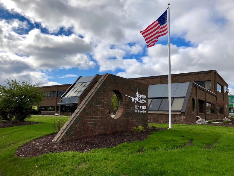 2831 N Grandview Blvd, Pewaukee, WI for lease - Building Photo - Image 2 of 7