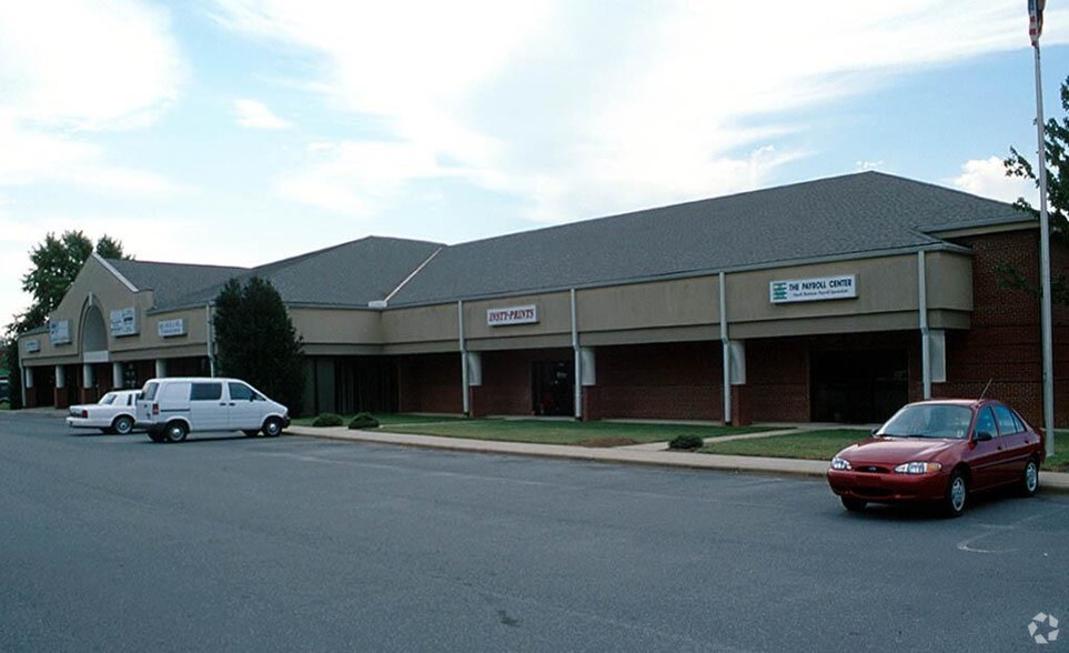 608 Matthews Mint Hill Rd, Matthews, NC for lease - Building Photo - Image 3 of 9