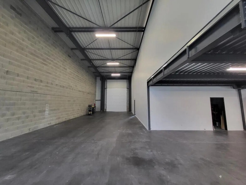 290 Rue Ferdinand Perrier, Saint-Priest for lease - Interior Photo - Image 3 of 4