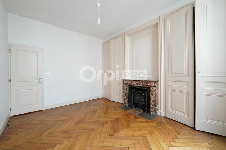 36 Avenue Maréchal De Saxe, Lyon for sale - Interior Photo - Image 2 of 7