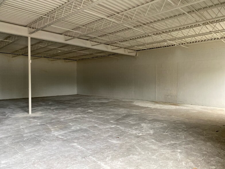 501-507 E Rock Island Rd, Grand Prairie, TX for lease - Interior Photo - Image 3 of 9