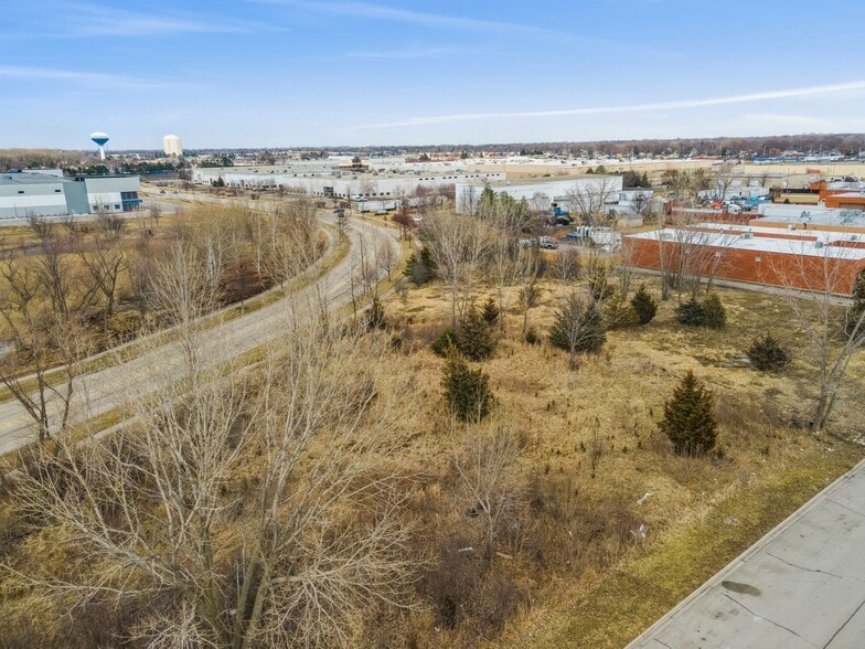 1340-1360 W Yorkshire Dr, Streamwood, IL for sale - Building Photo - Image 3 of 19