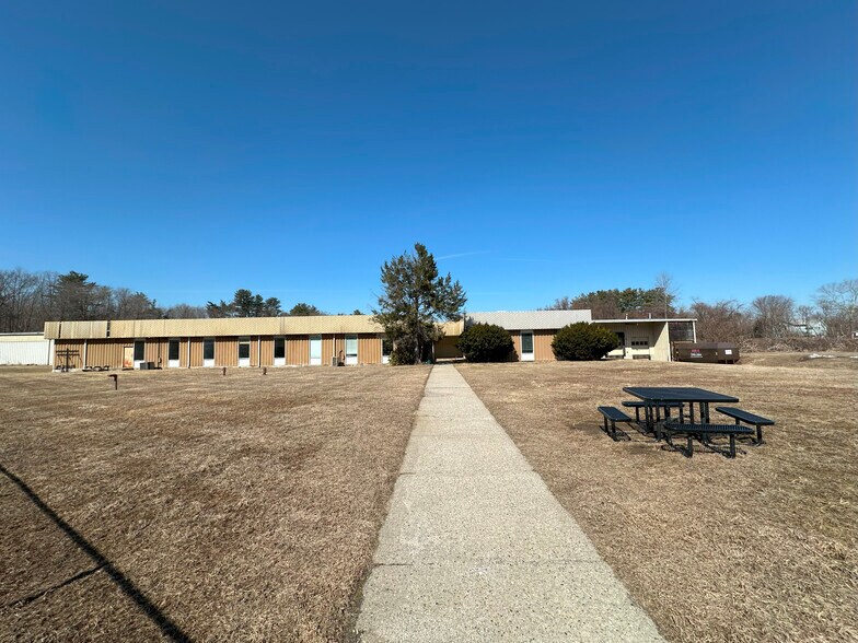 24 Spring St, Florence, MA à vendre - Photo du bâtiment - Image 1 de 1