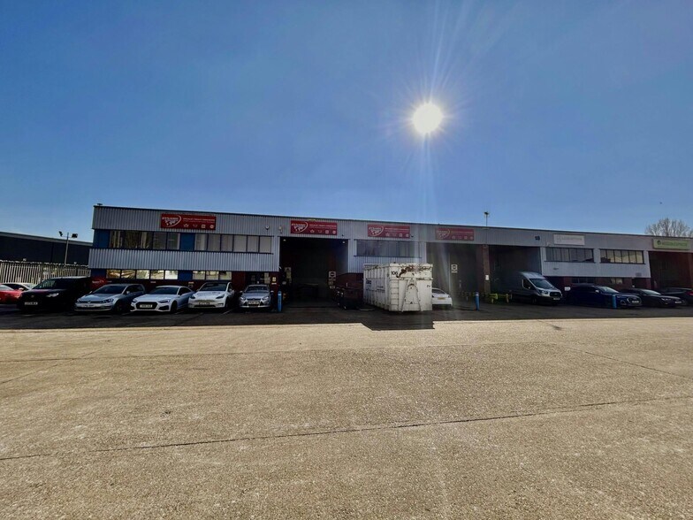 Blackthorne Rd, Slough à louer - Photo du bâtiment - Image 2 de 4