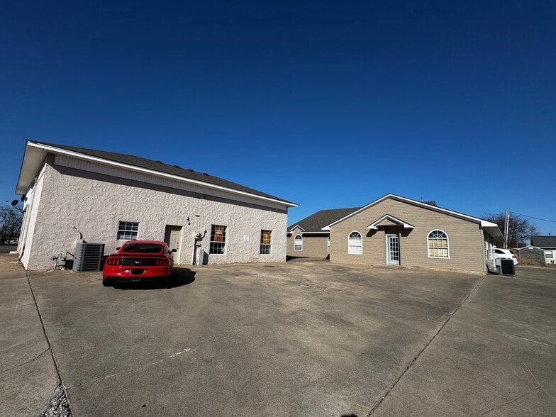 Two Retail Buildings for Sale portfolio of 2 properties for sale on LoopNet.ca - Building Photo - Image 3 of 6