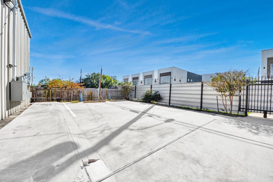 6549 W Tidwell Rd, Houston, TX à louer - Photo du bâtiment - Image 2 de 22